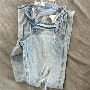 Hollister Curvy High Rise Mom Faded Blue Jeans